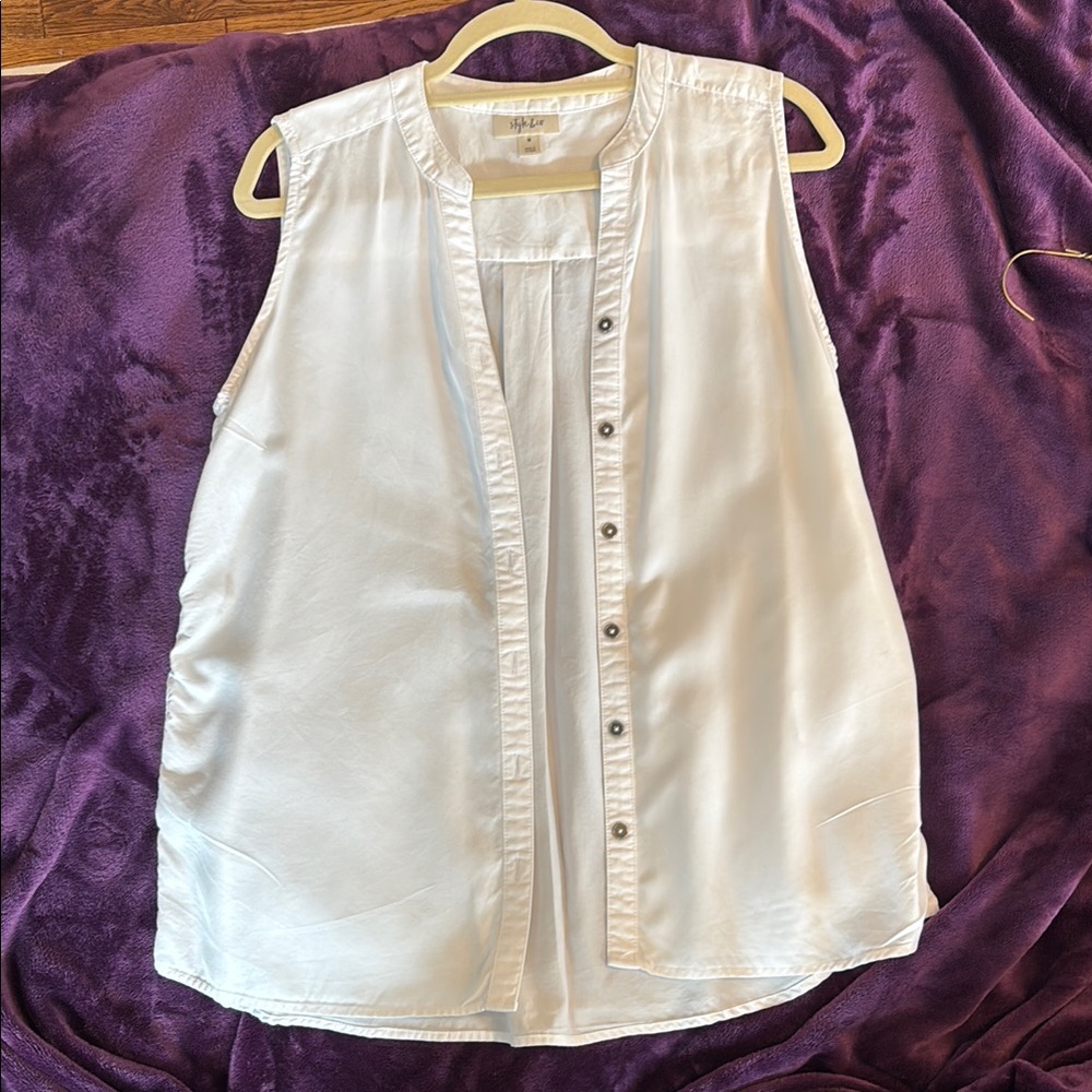 Women's White Sleeveless Button down Top